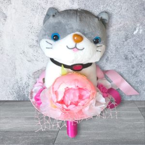 ovis ballagócsokor, rózsaszín alapon, rózsaszín-pink díszítéssel, és egy aranyos, nagy plüss cicával